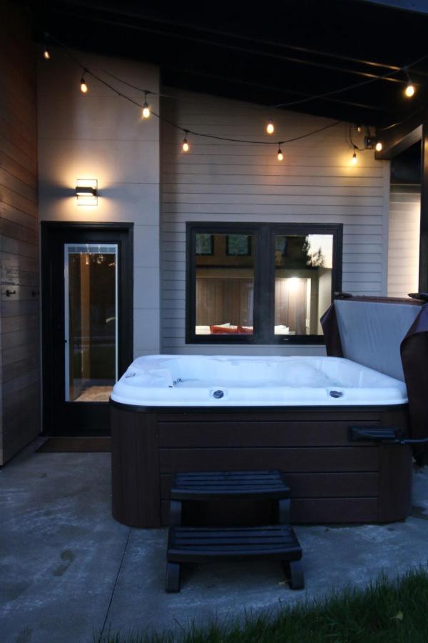 Luxe Lake Cabin Hot Tub Grill Firepit Ev Charger Onalaska Extérieur photo