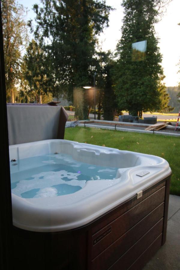 Luxe Lake Cabin Hot Tub Grill Firepit Ev Charger Onalaska Extérieur photo