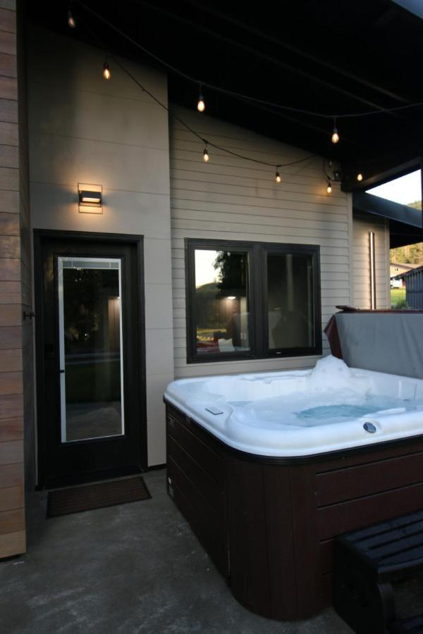 Luxe Lake Cabin Hot Tub Grill Firepit Ev Charger Onalaska Extérieur photo